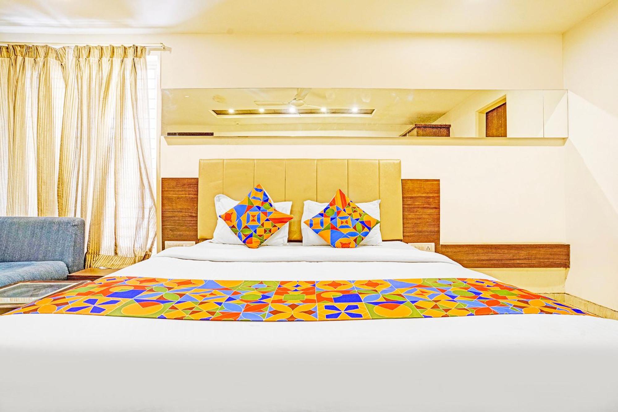 Hotel Skylight Vadodara Eksteriør bilde