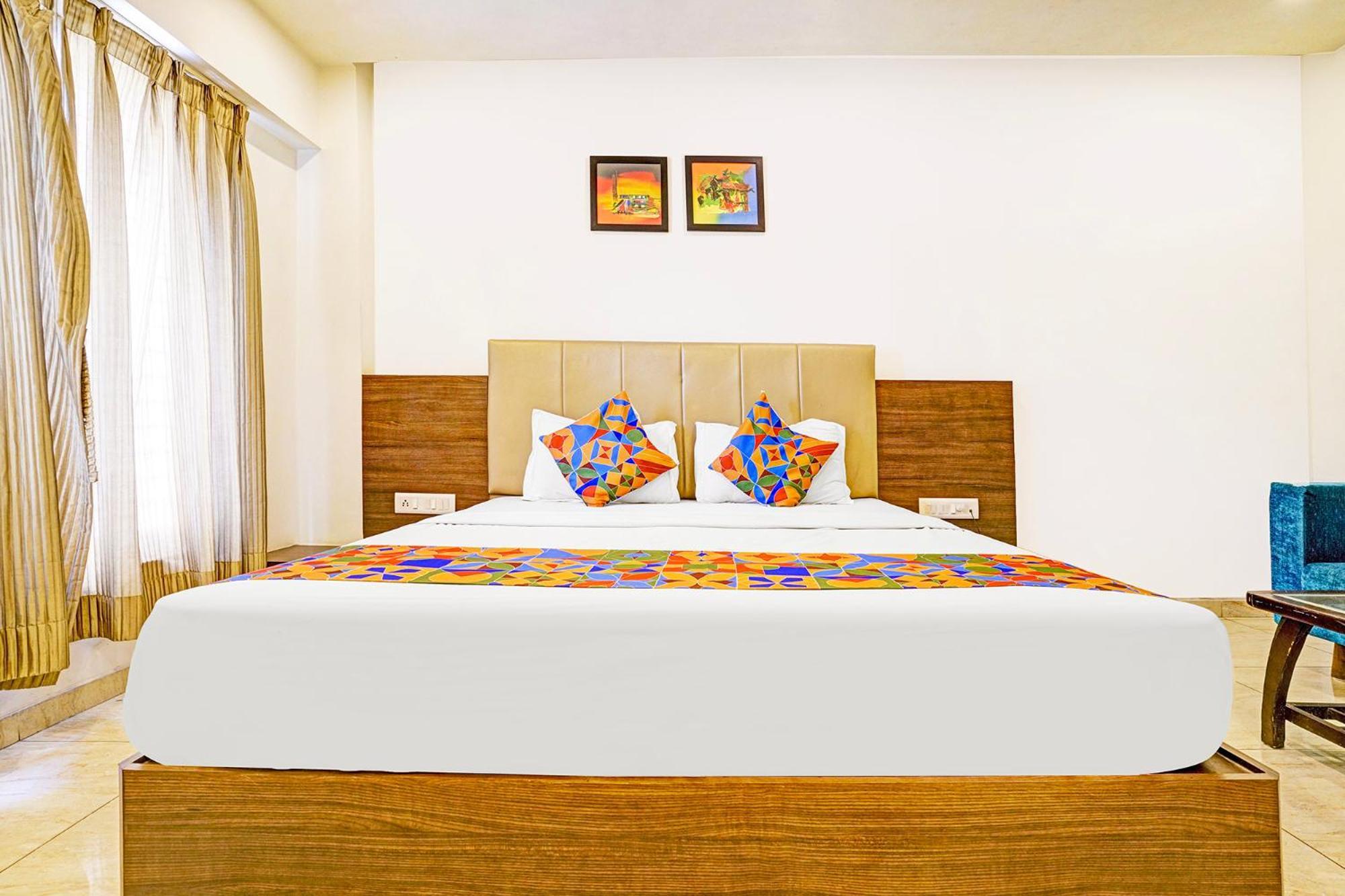 Hotel Skylight Vadodara Eksteriør bilde
