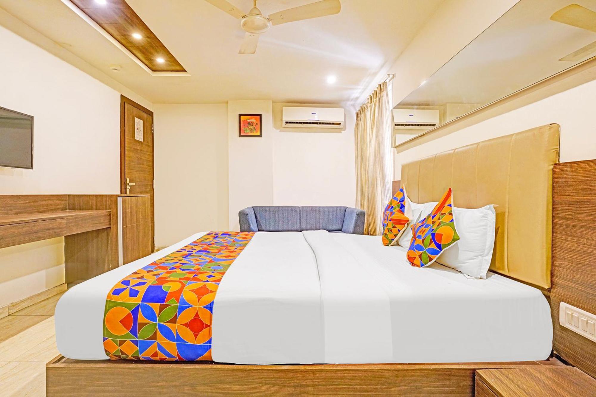 Hotel Skylight Vadodara Eksteriør bilde